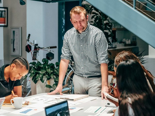 Le management de transition face aux défis : stratégies clés pour une gestion prioritaire réussie